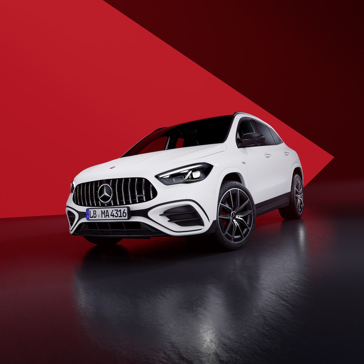 Mercedes-AMG GLA 35 4MATIC 的車頭視圖。