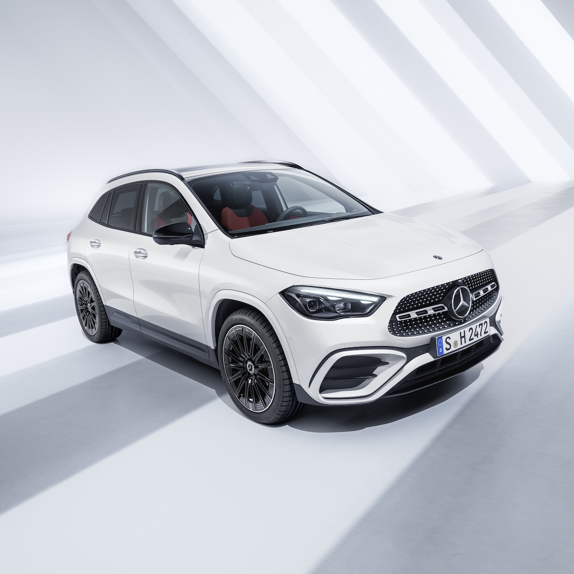 Mercedes-Benz GLA 的偏側車頭視圖。