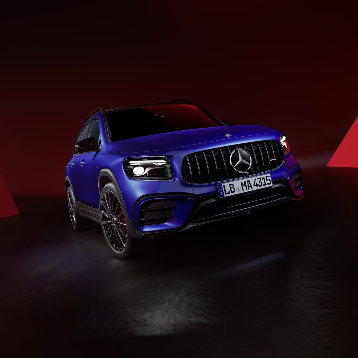 Mercedes-AMG GLB 35 4MATIC 車頭視圖。