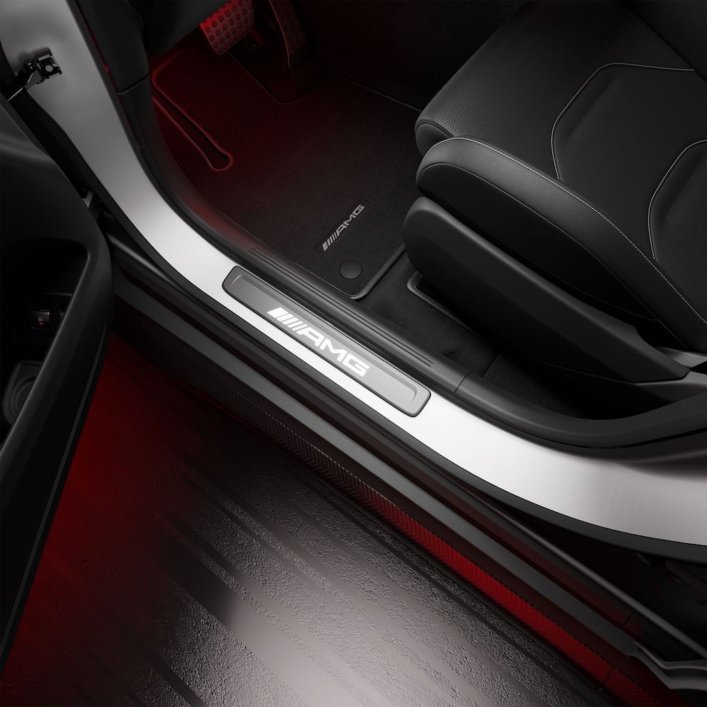 AMG 發光車門檻附「AMG」字樣的特寫。