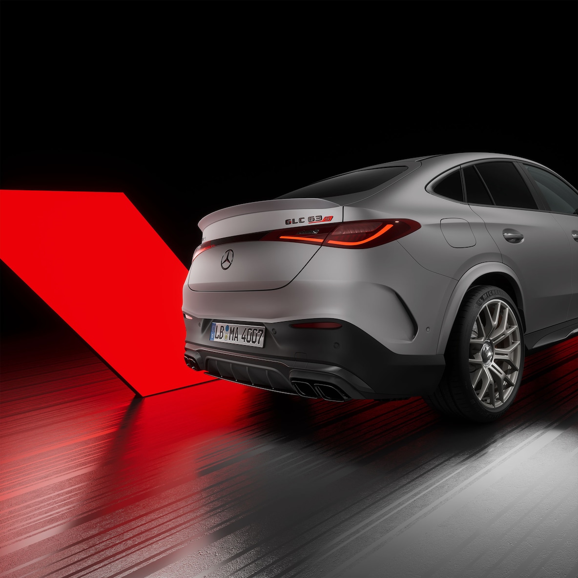 車尾右側視角下的 Mercedes-AMG GLC 63 S E PERFORMANCE 轎跑車。