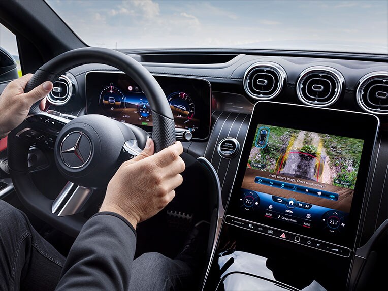 Mercedes GLC 轎跑車的附 360 度攝影機的透明引擎蓋功能。