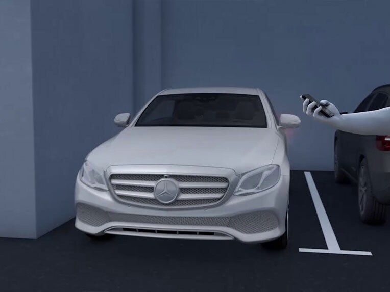 Mercedes-Benz GLC 轎跑車中附停車套件含記憶停車輔助系統。