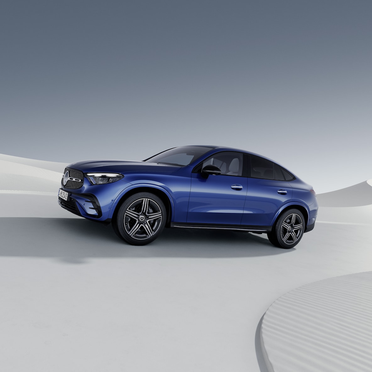 Mercedes-Benz GLC 轎跑車的車頭偏側視圖。