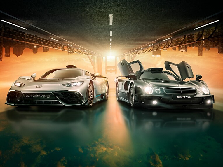 兩款併排的 Mercedes-AMG 車輛，代表著 Mercedes-AMG 55 年的企業歷史。