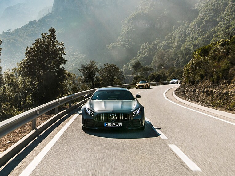 車頭視角下行駛於街道上的 Mercedes-AMG GT R。
