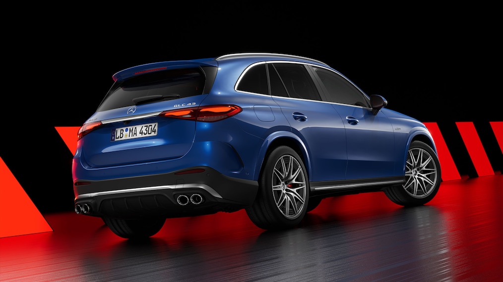 Mercedes-AMG GLC 63 S E PERFORMANCE 運動休旅車作為 AMG Edition 1 從車尾右側視角看。