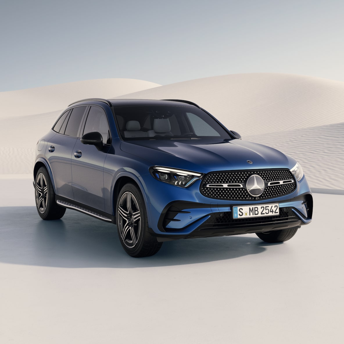 Mercedes-Benz GLC 的車頭偏側視圖。