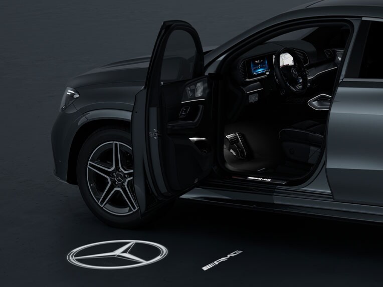 全新 Mercedes-AMG GLE 轎跑車的周圍照明附令人興奮的 AMG 標誌投影。