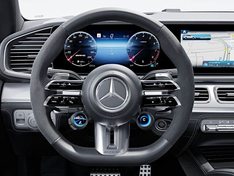 全新 Mercedes-AMG GLE 轎跑車內採 Nappa 真皮 / MICROCUT 微纖維材質的 AMG 高性能方向盤。