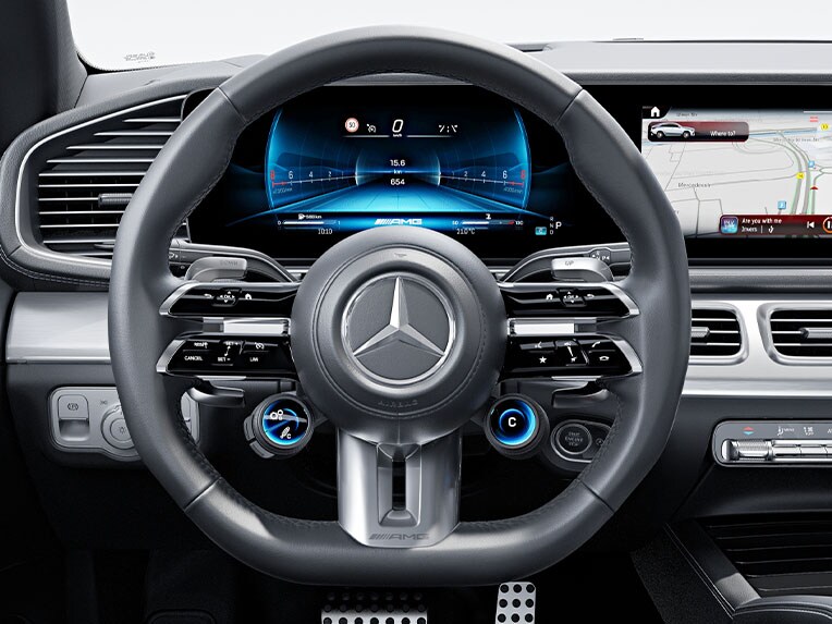 全新 Mercedes-AMG GLE 轎跑車內採 Nappa 真皮包覆的 AMG 高性能方向盤。
