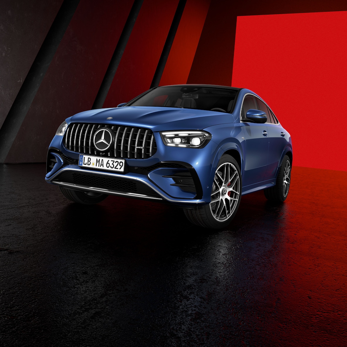 斜前方視角下的 Mercedes-AMG GLE 轎跑車。