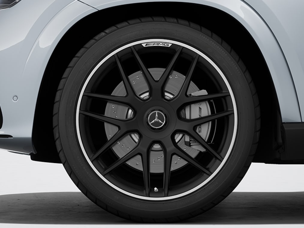 MANUFAKTUR 高科技銀色啞光版 Mercedes-AMG GLE 轎跑車的側面視圖。
