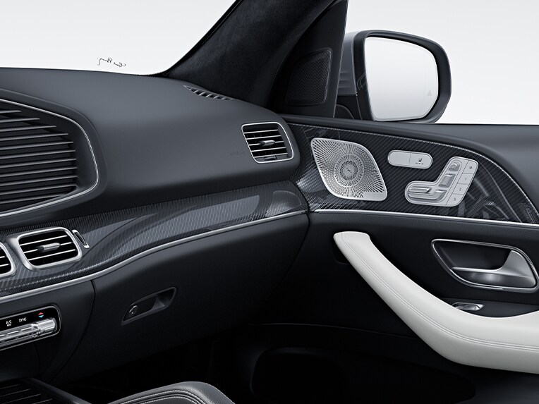 全新 Mercedes-AMG GLE 內的 AMG 碳纖維飾板。