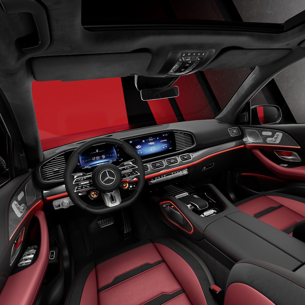 Mercedes-AMG GLE 前排座椅和駕駛艙的側視圖。