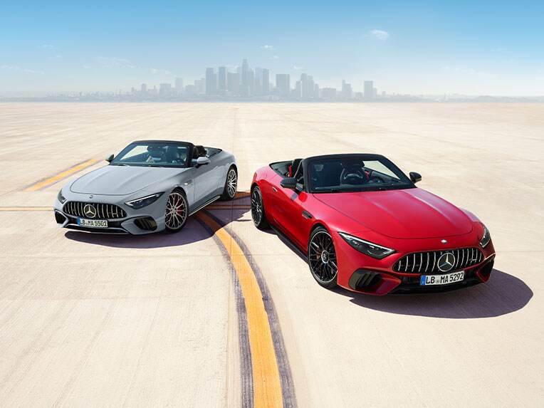 兩輛 Mercedes-AMG SL 敞篷跑車的車頭視圖。