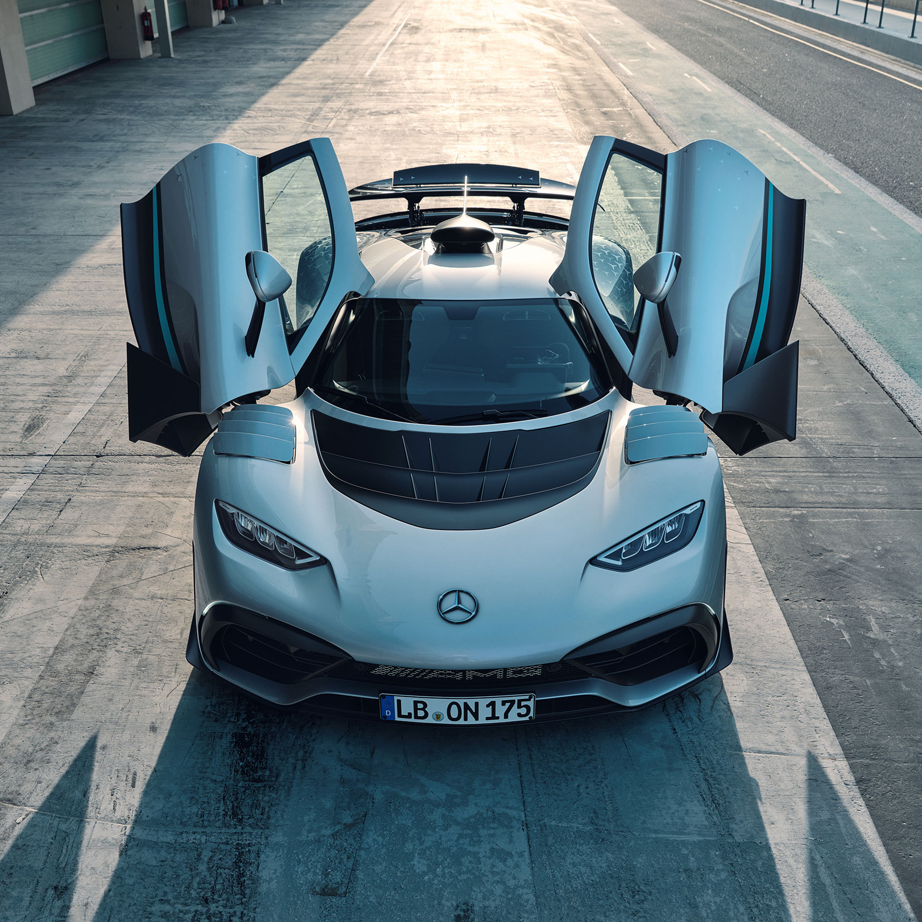 外觀 | ONE | Mercedes-AMG 敞開車門的 Mercedes-AMG ONE 車頭視圖。