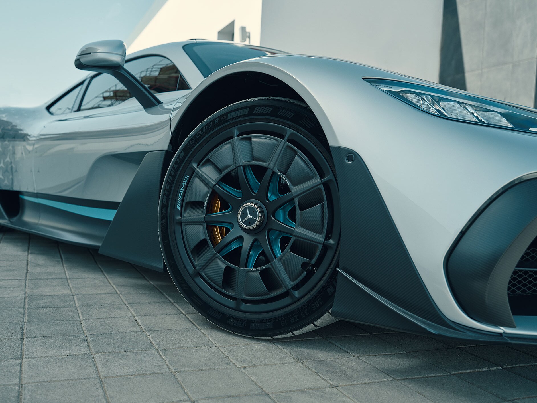 Mercedes-AMG ONE 輪圈的細節圖。
