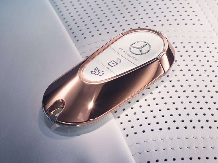 Mercedes-Maybach 玫瑰金色車鑰匙。