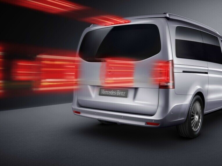 如果您緊急煞車，智慧型煞車燈可以向後方用路者發出警示，並有助於避免追撞事故。