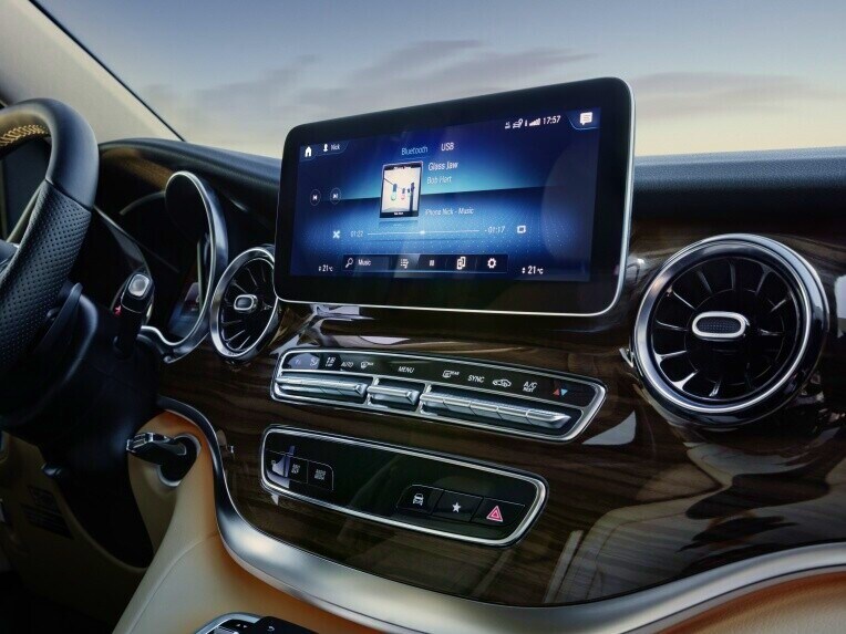 藉助 MBUX (Mercedes-Benz User Experience) 您可以獲得標配的多媒體系統，它幾乎可實現您的所有期望。