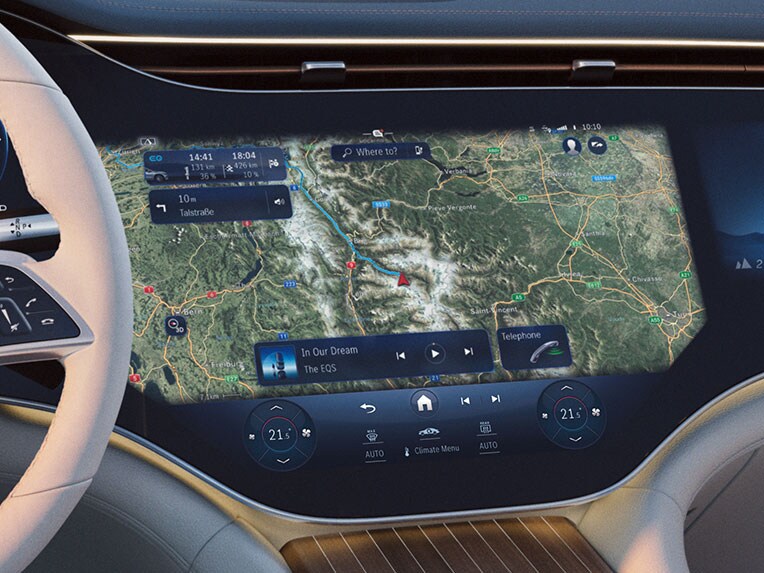Mercedes-Maybach EQS 運動休旅車的充電站顯示數位化服務圖示。