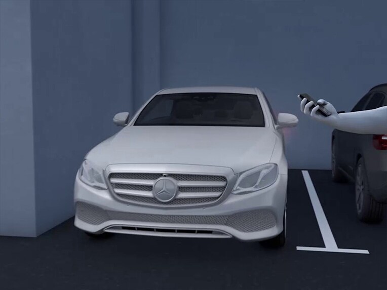 Mercedes-Maybach EQS 運動休旅車的遙控停車輔助系統圖示。