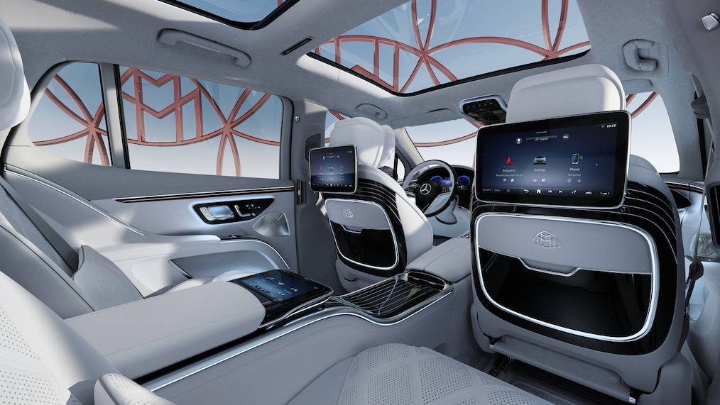 在充電站的 Mercedes-Maybach EQS 運動休旅車側視圖，背景為 Maybach 品牌標誌。