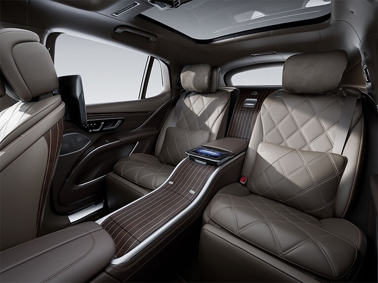 Mercedes-Maybach EQS 運動休旅車車內空間的 MANUFAKTUR 皮革套件。