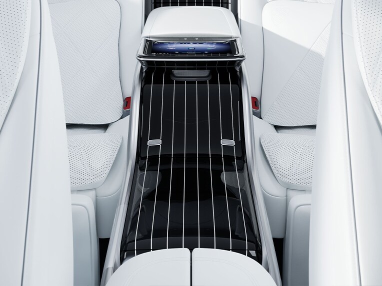 Mercedes-Maybach EQS 運動休旅車豪華車內附 Maybach 標誌的中央地板座。