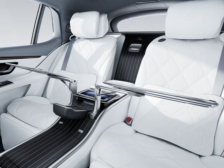 豪華車 Mercedes-Maybach EQS 運動休旅車車內空間的豪華後座區。