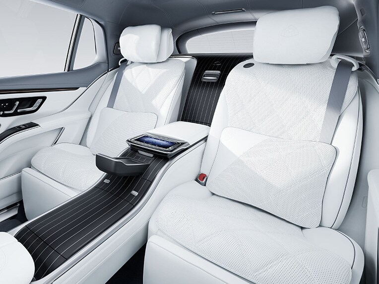 豪華車 Mercedes-Maybach EQS 運動休旅車車內空間的多重支撐充氣調整座椅。