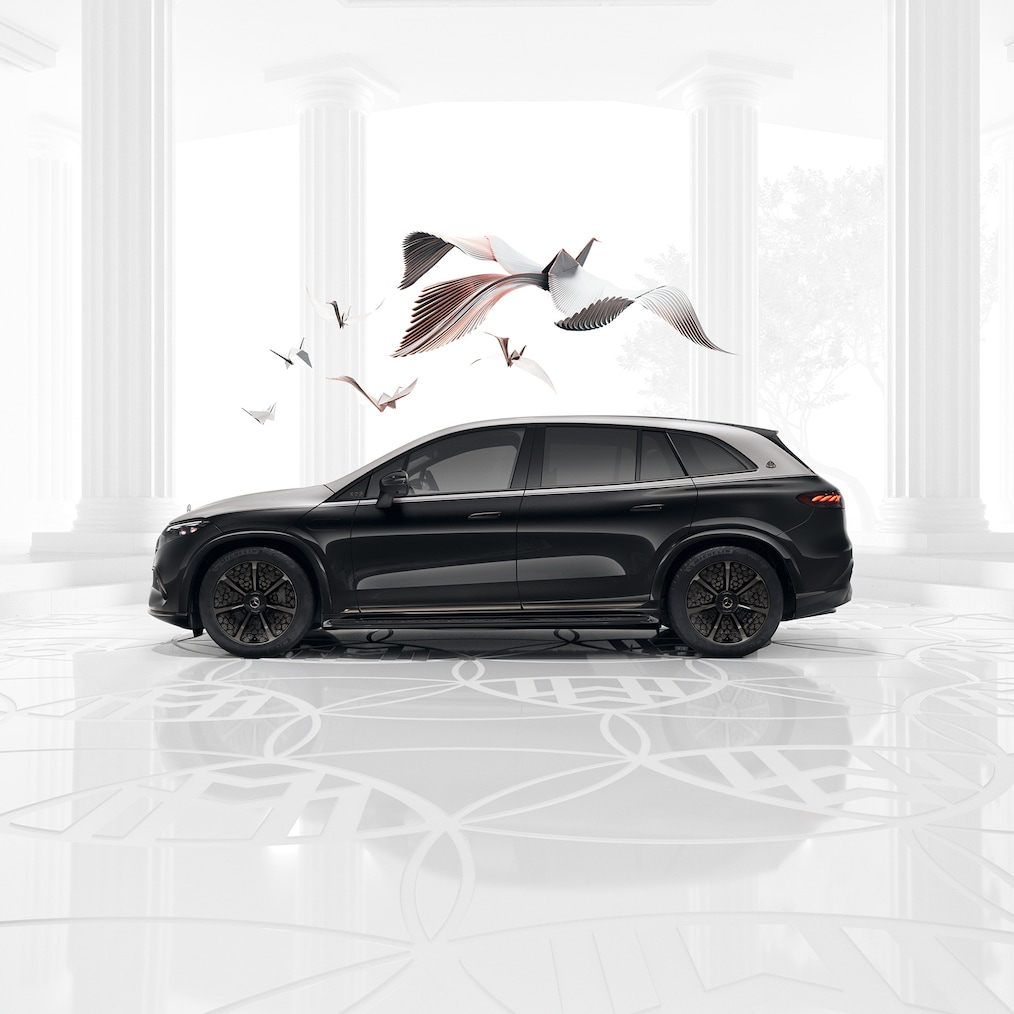 透過前排乘客座側的敞開車門，寬敞舒適的後座區一覽無余。