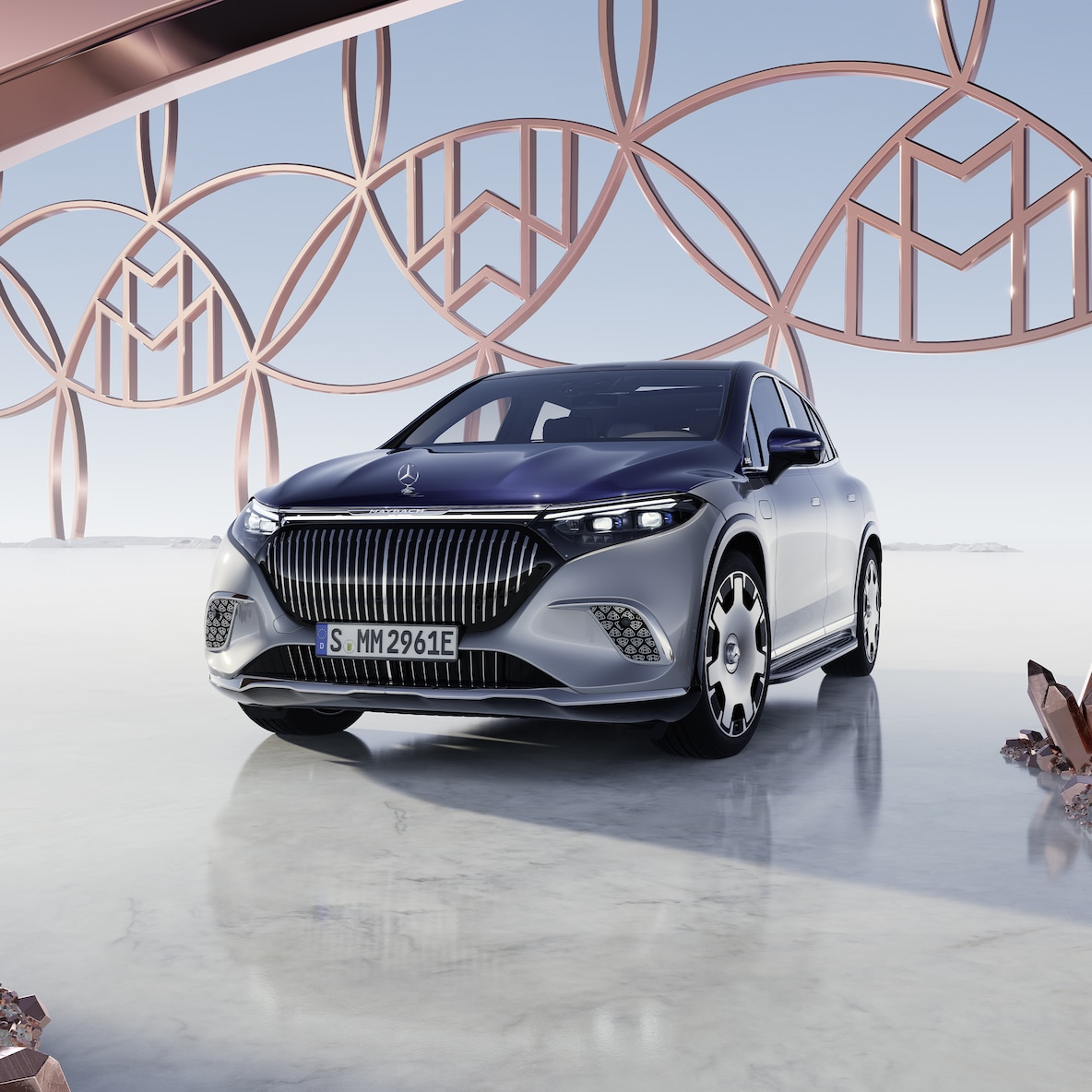 採用 Maybach 雙色塗裝的 Mercedes-Maybach EQS 運動休旅車正視圖。