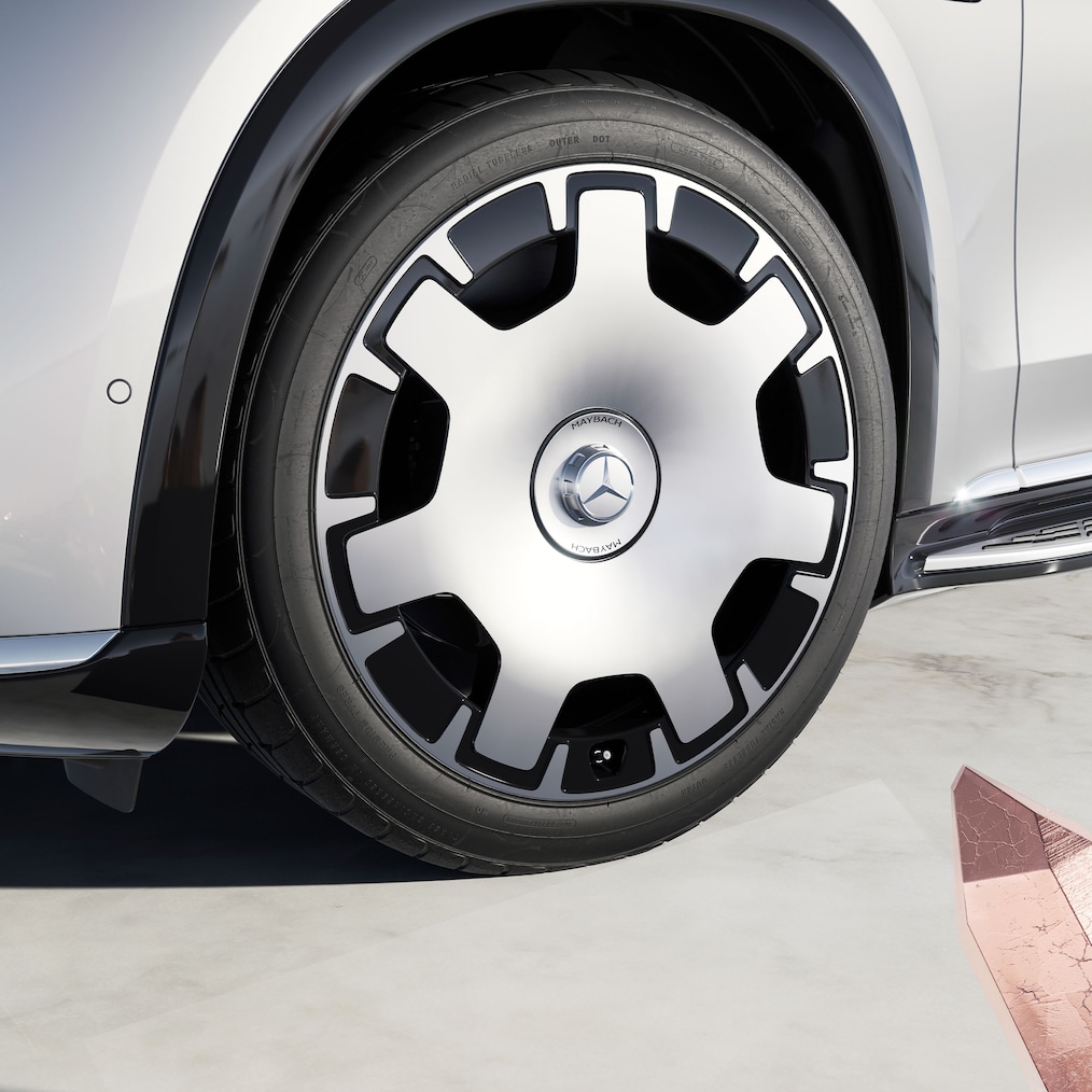 左前輪特寫（53.3 cm（21 吋）Maybach 五輻鍛造車輪，88R）。