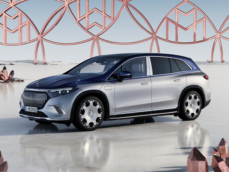 Mercedes-Maybach EQS 運動休旅車的偏側車頭視圖。