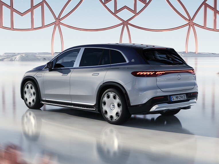 Mercedes-Maybach EQS 運動休旅車的偏側車尾視圖。