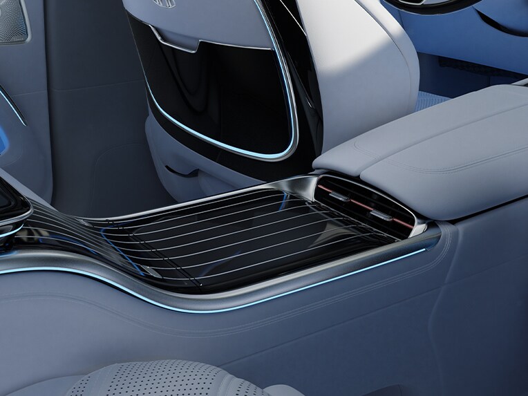 Mercedes-Maybach EQS 運動休旅車的豪華車內永續木製裝飾元件。