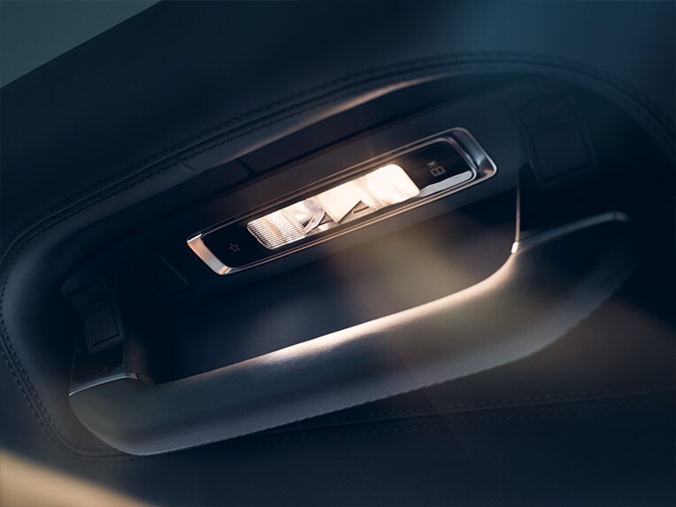 Mercedes-Maybach S-Class 車內的主動式後座區照明。