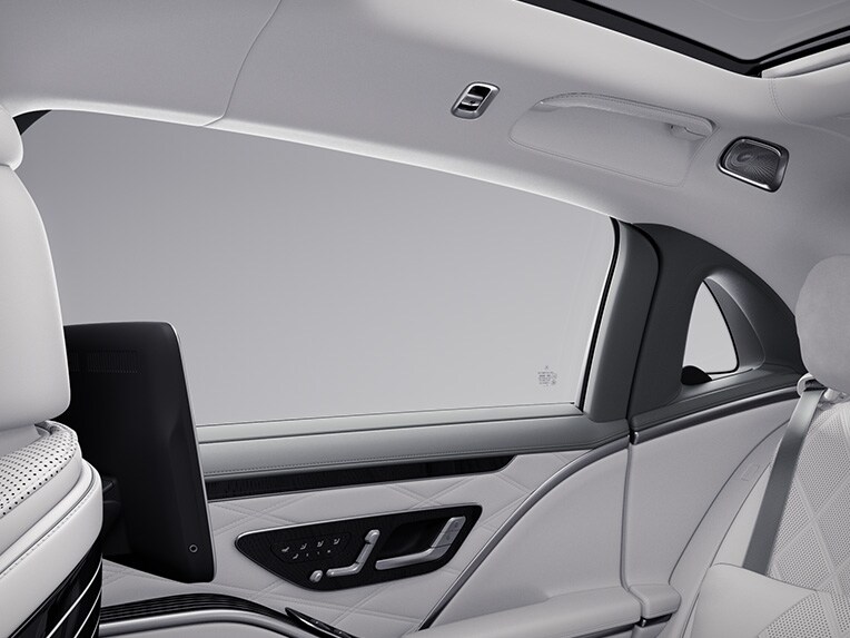 Mercedes-Maybach S-Class 後座區的便利後車門。