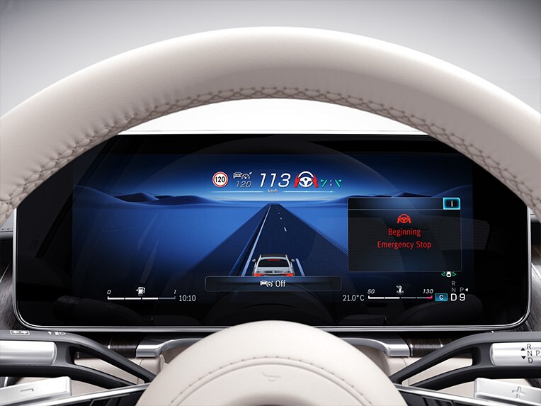 Mercedes-Maybach S-Class 車內的 3D 駕駛座顯示器。