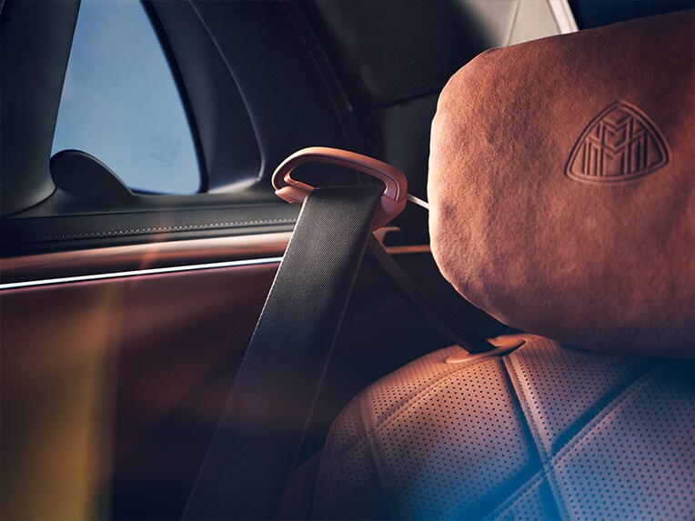 Mercedes-Maybach S-Class 後座區的安全帶佩戴器。
