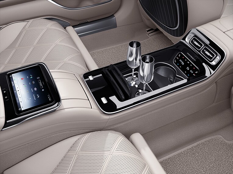 Mercedes-Maybach S-Class 車內的鍍銀香檳杯。