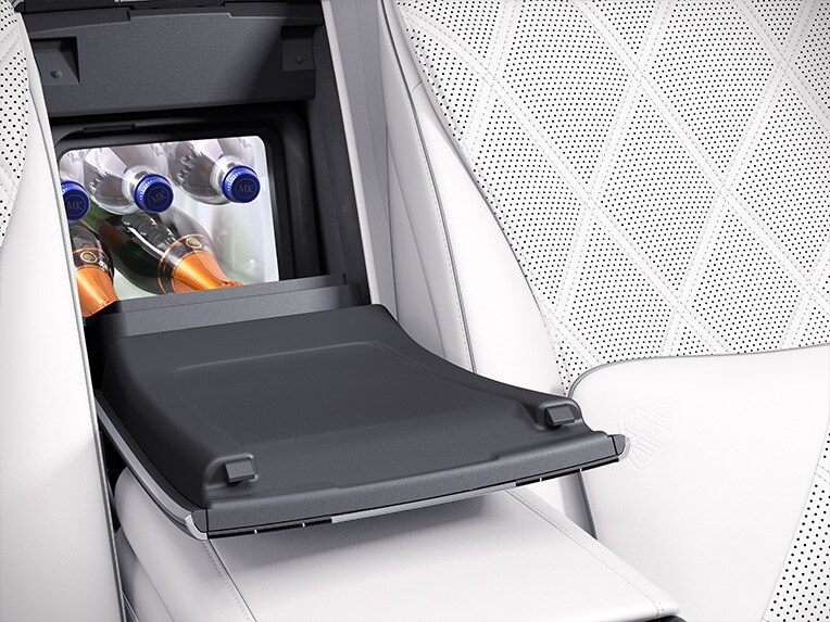 Mercedes-Maybach S-Class 車內的冷藏箱。