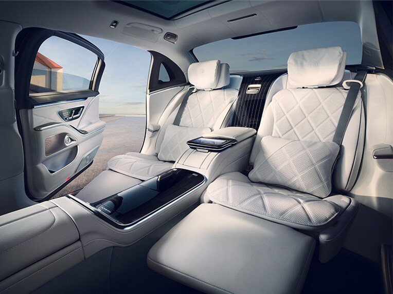 配備連續式商務中控台的 Mercedes-Maybach S-Class 後座。