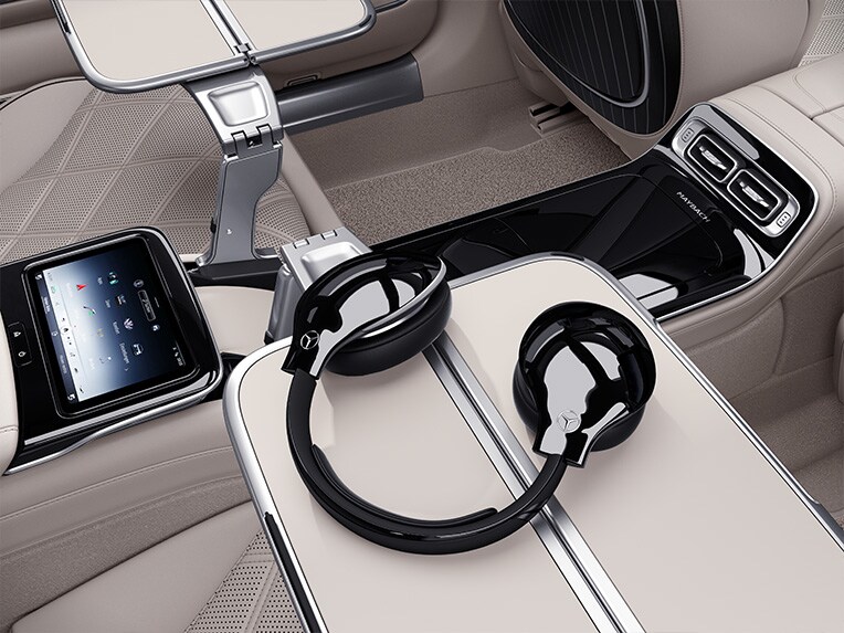 Mercedes-Maybach S-Class 後座區的摺疊桌。