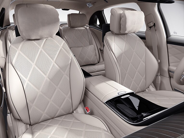 搭配 MANUFAKTUR 真皮套件的 Mercedes-Maybach S-Class 內裝。