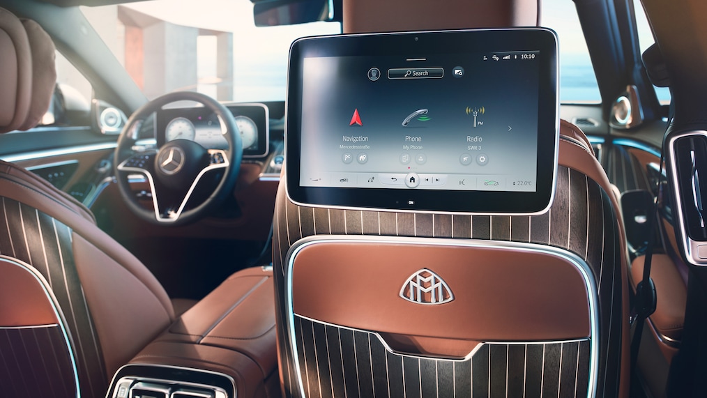 Mercedes-Maybach S 680 前葉子板上的 V12 徽章