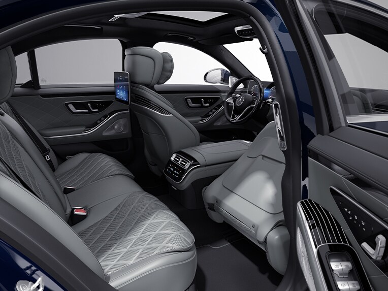 配備禮車套件的 Mercedes-Benz S-Class 轎車長軸版的後座區。