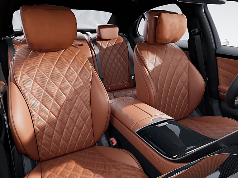 配備 AMG Line 套件的 Mercedes-Benz S-Class 轎車長軸版內裝。